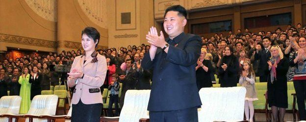 Kim Jong un junto a su esposa Ri Sol-ju.
