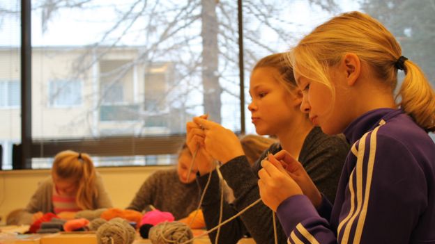 Alumnas de 12 años tejiendo en Norssi, la escuela normal de la Universidad de Jyvaskyla