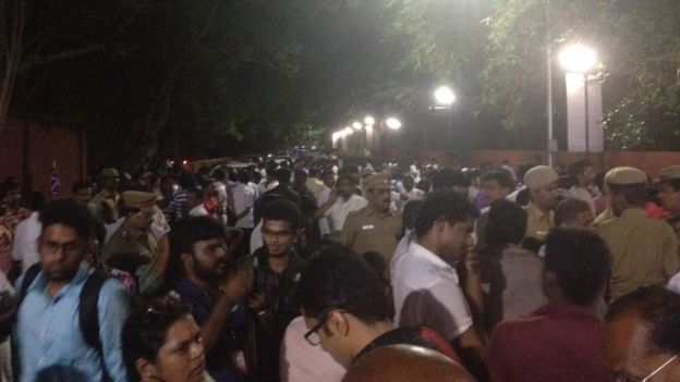 அப்பல்லோ மருத்துவமனையின் முன் குழுமியிருக்கும் கூட்டம்