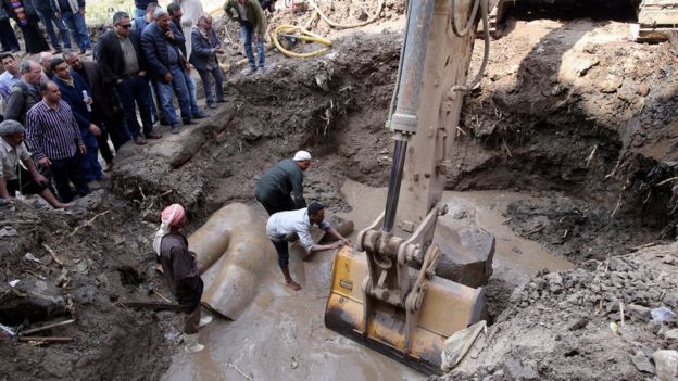 Fue necesario usar una excavadora para remover los restos de la estatua.