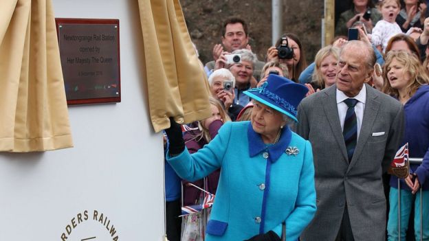 Queen unveils a plaque at Newtongrange station