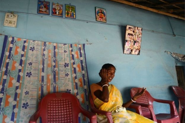 La mujer india Monica Besra habla por teléfono en su casa del pueblo de Nakur, a 500km de Calcuta