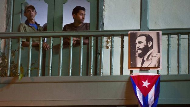 Dos residentes de La Habana con un retrato de Fidel Castro