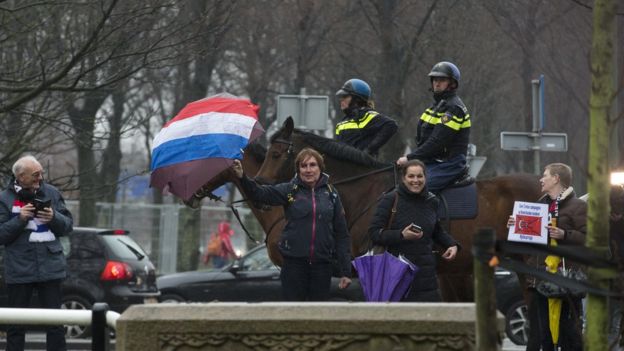 Manifestantes de extrema derecha protestas en La Haya contra la visita del canciller turco.