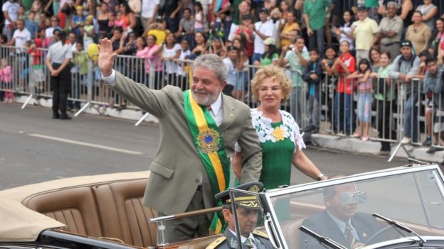 Dona Marisa ao lado de Lula na posse dele