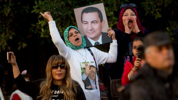 Supporters celebrate the acquittal of Hosni Mubarak in Cairo (2 March 2017)