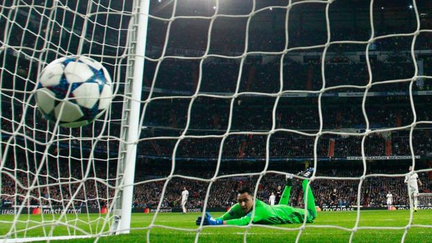 Navas ve la pelota entrar en su portería