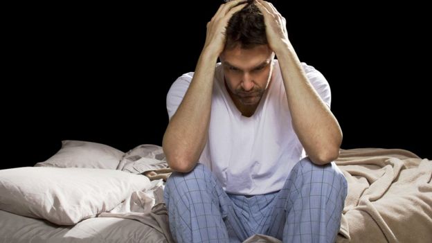 Hombre que no puede dormir