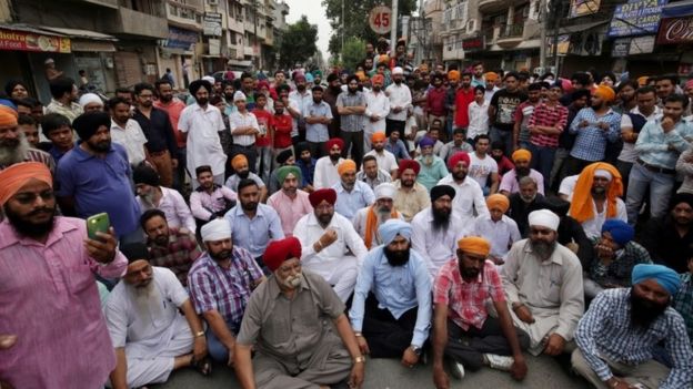Sikh acitivists block the Sultanwind Road during a shutdown observed in the wake of rising tensions in and around the city after the alleged desecration of the Sikh holy book at a village near Tarn Taran, in Amritsar, India, 19 October 2015.