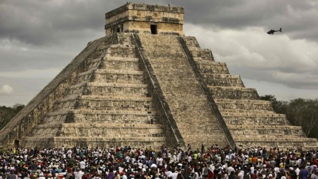 Los turistas rodean la pirámide de Kukulkán en Chichén Itzá, en la península de Yucatán, México (21 marzo, 2016)