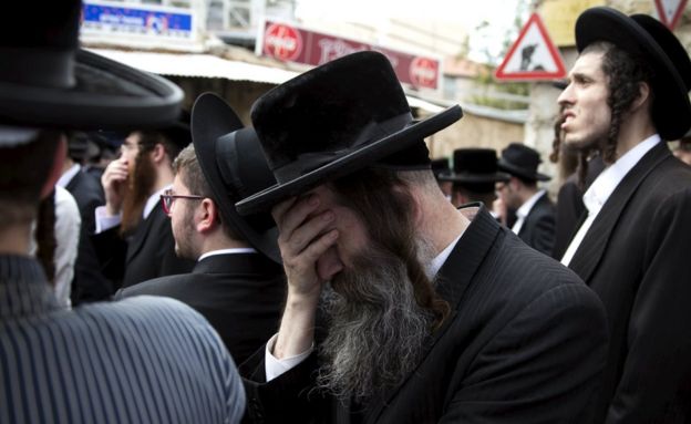 An ultra-Orthodox Jewish man mourns during the funeral of Yeshayahu Krishevsky in Jerusalem (13 October 2015)