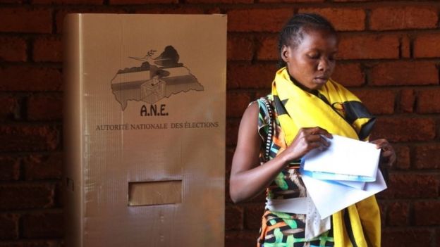 A woman folds her ballots before casting her vote during elections in Bangui, Central African Republic (30 December 2015)