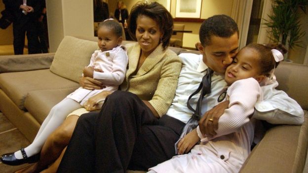 Foto de 2004, cuando Obama se convirtió en senador. Aparece Michelle Obama y sus dos hijas, Sasha y Malia.