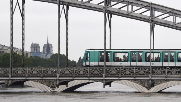 A Paris subway train passes on the Viaduc d