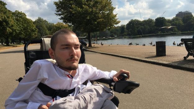 Spiridonov en silla de ruedas.