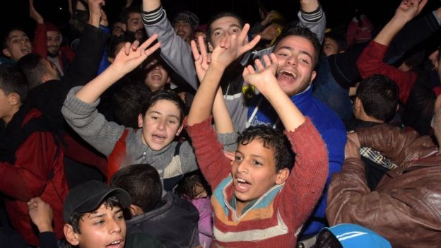 Batı Halep'te sevinç gösterileri düzenleyen Suriyeliler