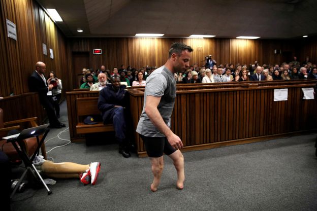 Pistorius fue sentenciado a seis años de cárcel por el asesinato de su novia.
