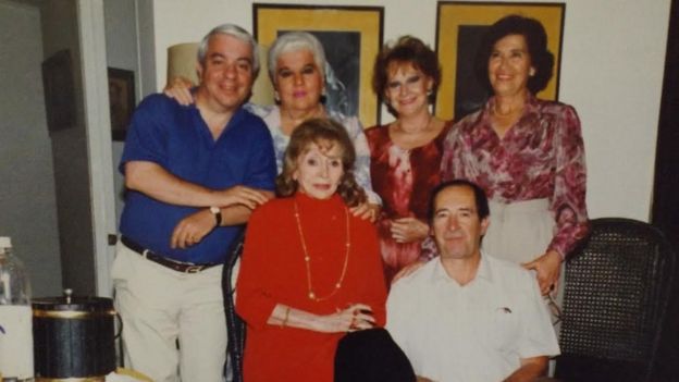 Rosita Serrano con su familia.