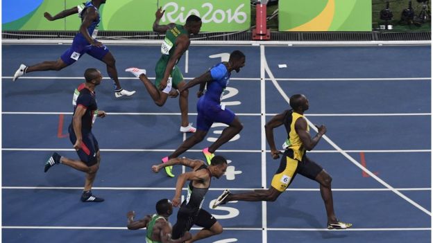 Usain Bolt cruza la meta en la final de los 100 metros planos de Río 2016.