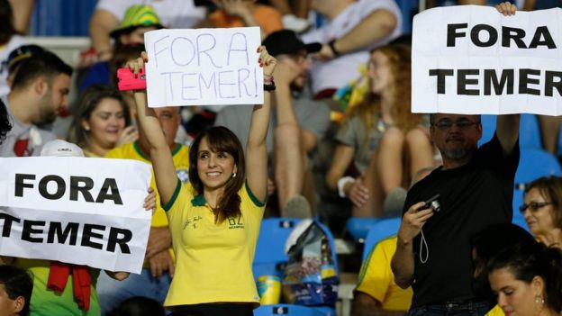 Carteles contra Temer en Río de Janeiro