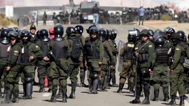 Las autoridades dispusieron un fuerte despliegue policial en el lugar de la protesta de los mineros.