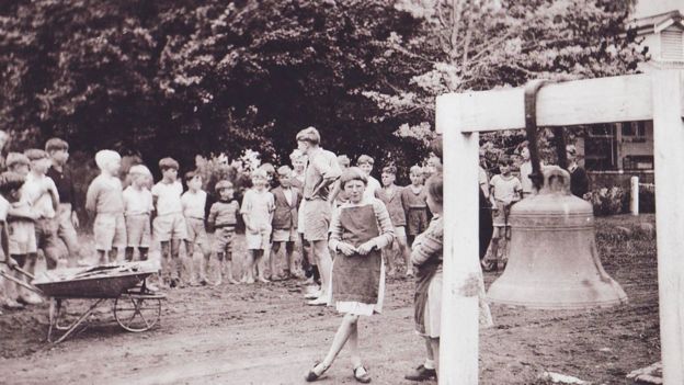 Niños reunidos en la escuela de Fairbridge en Molong.