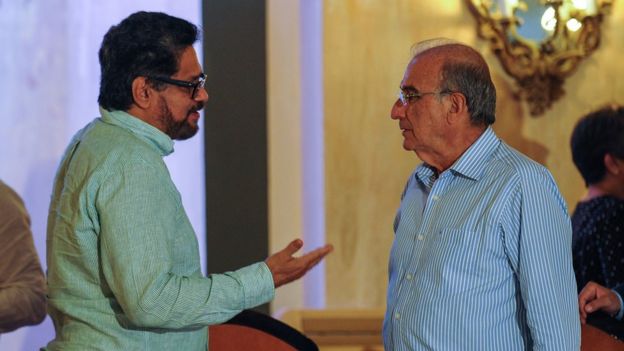 Iván Márquez, de las FARC, y Humberto De la Calle, conversando en La Habana, Cuba