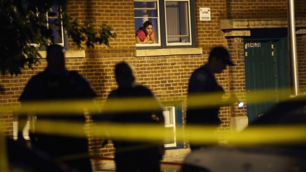 Policías investigan un crimen en Chicago