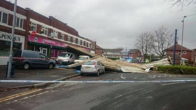 Video: fuerte viento impide aterrizaje de avión - _86949417_86949416