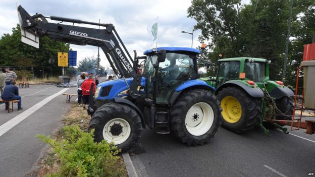 French farmers blocking road near Germany, 27 Jul 15