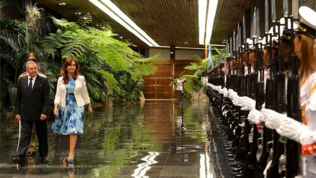 Argentine President Cristina Fernandez de Kirchner and Cuba's President Raul Castro (L) review an honour guard in Havana on 19 September 2015