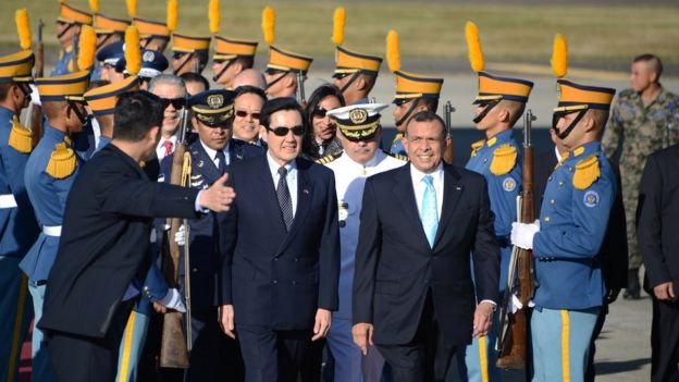 2014年1月26日，馬英九總統抵達洪都拉斯訪問，凖備次日出席當選總統胡安·奧蘭多·埃爾南德斯的就職典禮。圖為馬英九與洪都拉斯總統羅柏在機場。