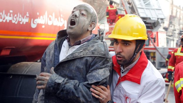 Nhân viên cứu trợ đưa một người bị thương ra sau khi tòa nhà sập đổ tại Tehran, Iran (19/01/2017)
