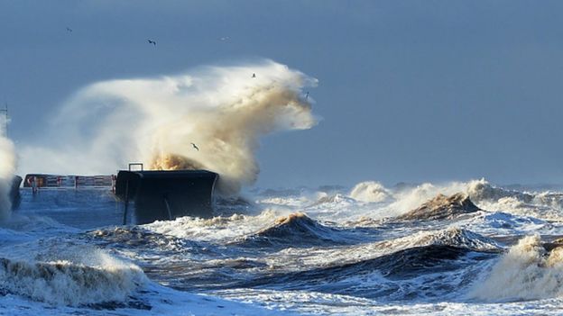 Waves smash into the promenade at Brighton on the south coast of England (13 January 2017)