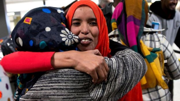 Rais mwenye asili ya Somalia, Najma Abdishakur (katikati) akikaribishwa na mamake katika uwanja wa kimataifa wa ndege wa Washington Dulles