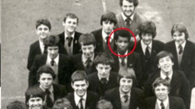 பள்ளியில், ஆட்ரியன் அஜோ என்ற பெயரில் இருக்கும்போது...மசூத்