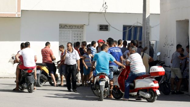 Curiosos foram à casa onde motorista teria vivido em Msaken, na Tunísia