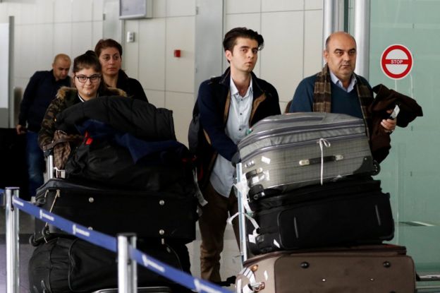 Fuad Sharef and his family push their belongings after returning to Iraq from Egypt, 29 January