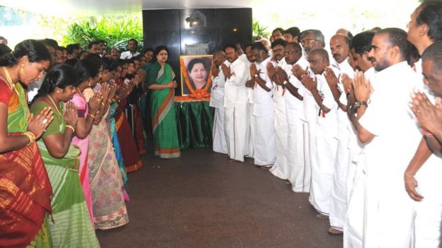 ஜெயலலிதாவின் உருவப்படத்தை அதிமுக தலைவர்களுடன் வணங்கும் சசிகலா