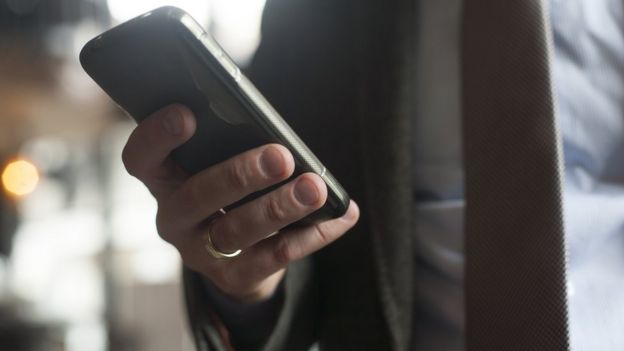 Homem usa smartphone