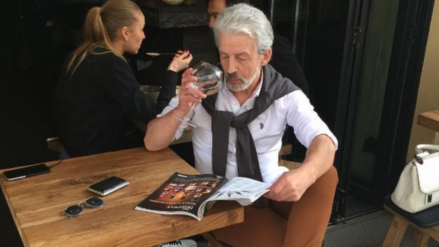 Boris Bork em restaurante, em outro clique para o Instagram