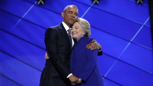 Hillary abraça Obama durante convenção dos democratas na Filadélfia em julho de 2016.