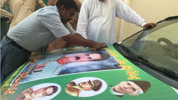 Picture of General Raheel Sharif on a car bonnet