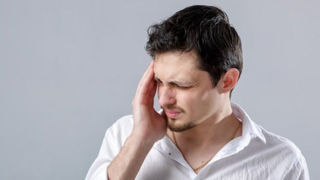 Una persona con dolor de cabeza
