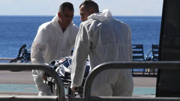 Servicios de emergencia mueven un cuerpo en el ataque de Niza