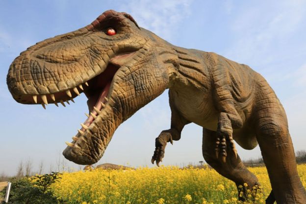 சீனாவில் மலர் தோட்டத்தில் தத்ரூப டைனோசர்கள் (புகைப்படத்தொகுப்பு)