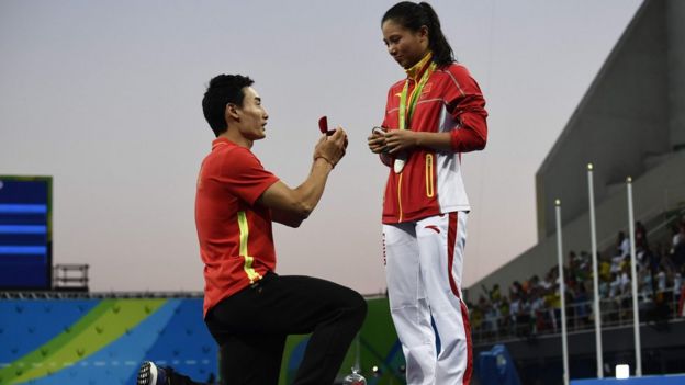Qin Kai (esq.) fez o pedido durante a cerimônia de entrega das medalhas