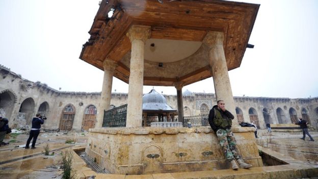 Forças leais ao governo Assad dentro de mesquita em Aleppo