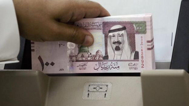 آلة عد نقود في صرافة