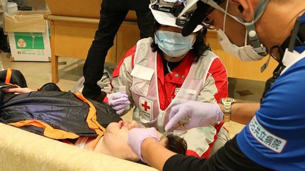 Red Cross staff treat the injured in a hospital in Kumamoto, 16 April